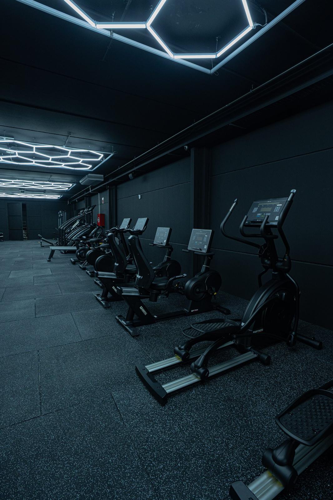 Zona de cardio con bicicletas y elípticas BH Fitness