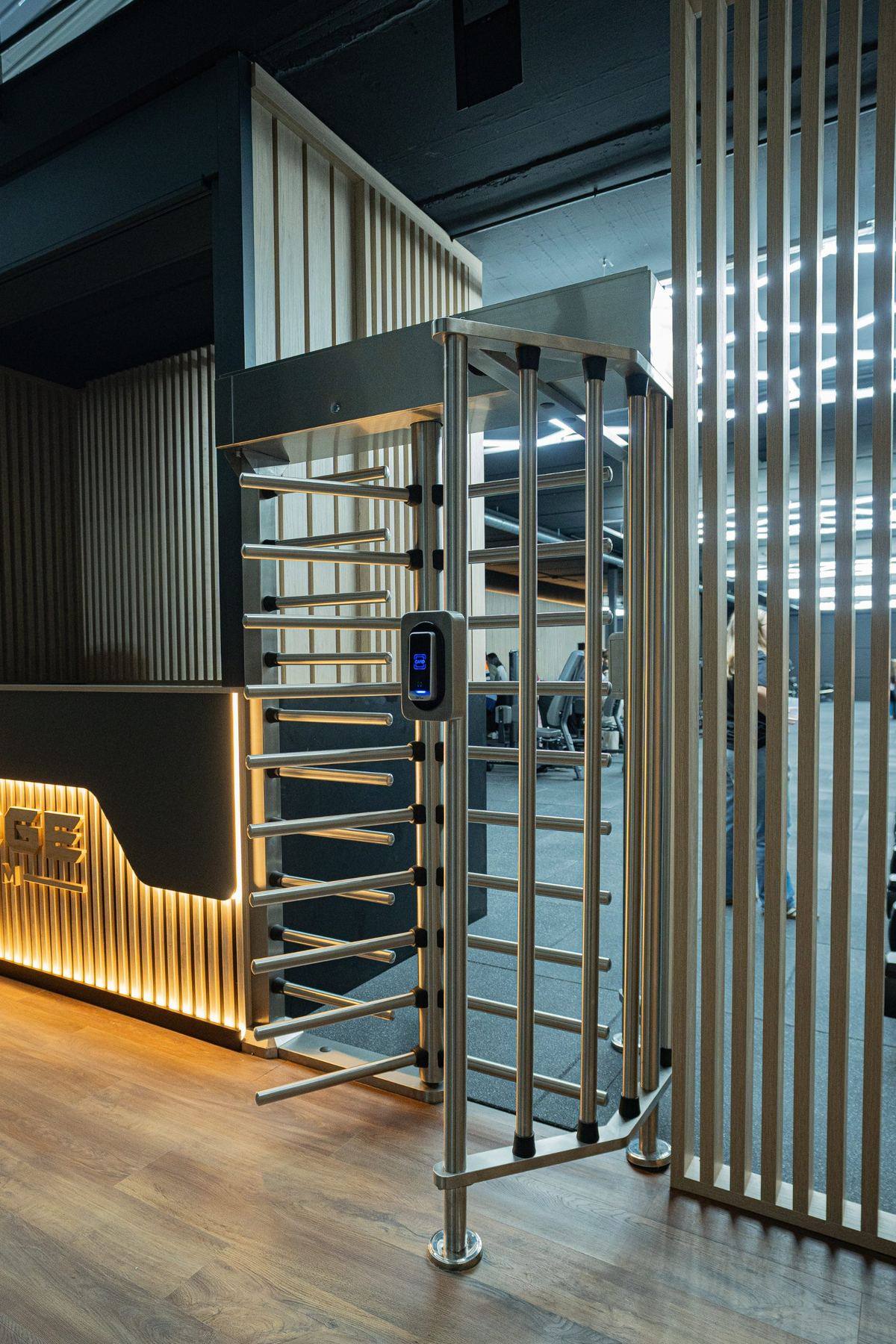 Torno de acceso y recepción iluminada de AGOGE GYM
